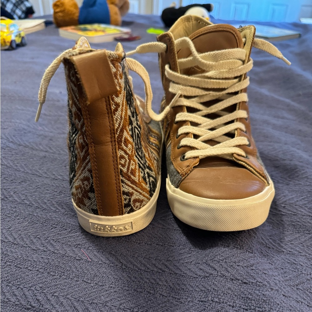 High top Inkkas men’s size 7/women’s size 9. Excellent condition. Aztec pattern.
